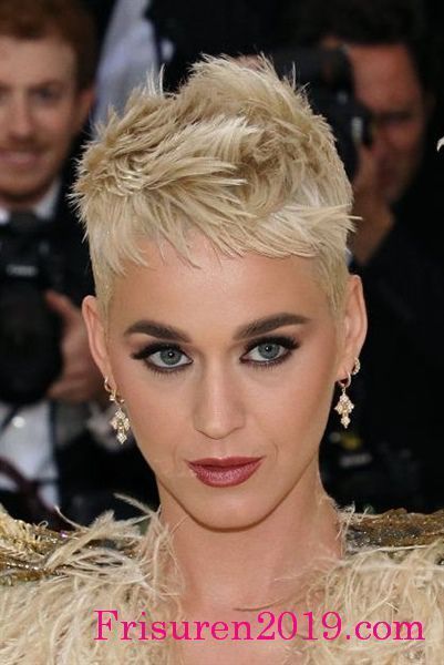 trendfrisuren-2019-kurzhaar-frauen-13_9 Trendfrisuren 2019 kurzhaar frauen