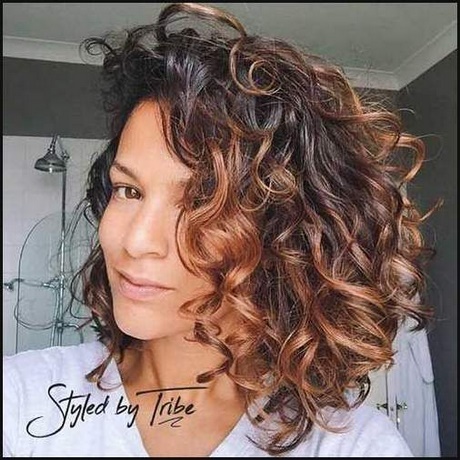 kurzhaarfrisuren-locken-2018-frauen-11_8 Kurzhaarfrisuren locken 2018 frauen