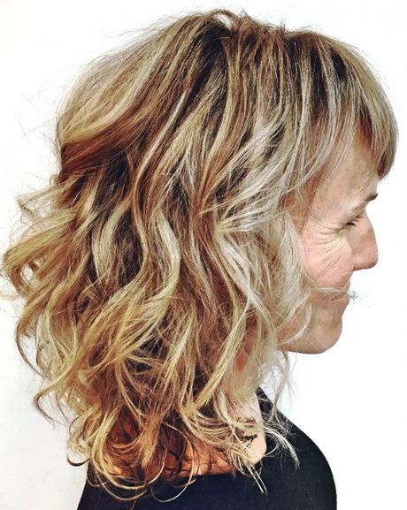 kurzhaarfrisuren-locken-2020-frauen-48_17 Kurzhaarfrisuren locken 2020 frauen