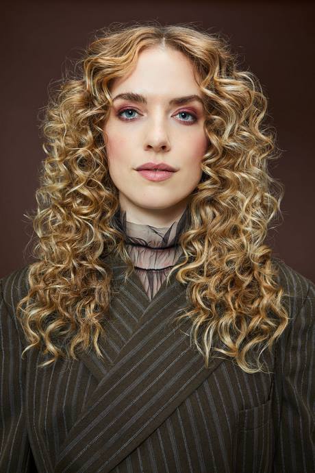 trendfrisuren-2022-locken-14_6 Trendfrisuren 2022 locken