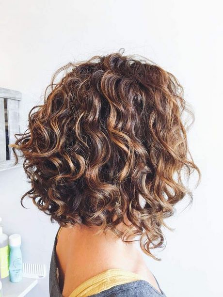 frisurentrend-locken-2022-39_8 Frisurentrend locken 2022