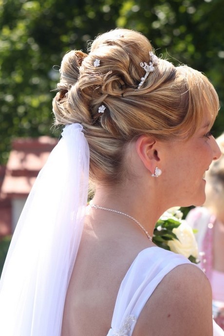 hochzeitsfrisuren-mit-diadem-und-schleier-06_14 Hochzeitsfrisuren mit diadem und schleier